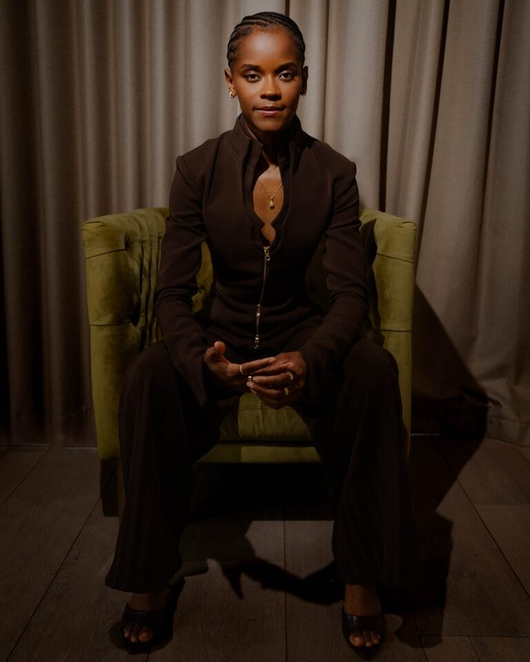Letitia Wright: Luce un conjunto marrón de corte ajustado con cremallera, que realza su figura mientras…