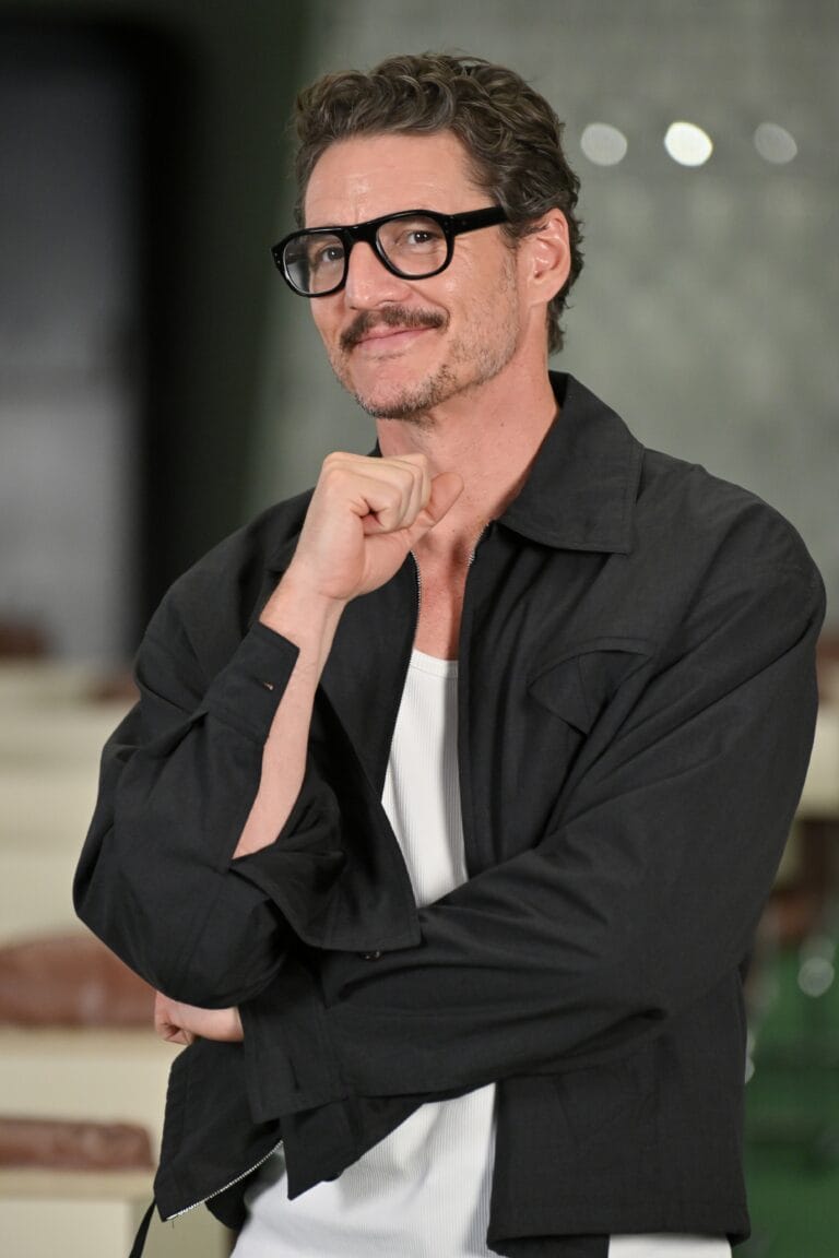 Pedro Pascal: Luce una chaqueta negra sobre una camiseta blanca, con un aire casual y sofisticado.…