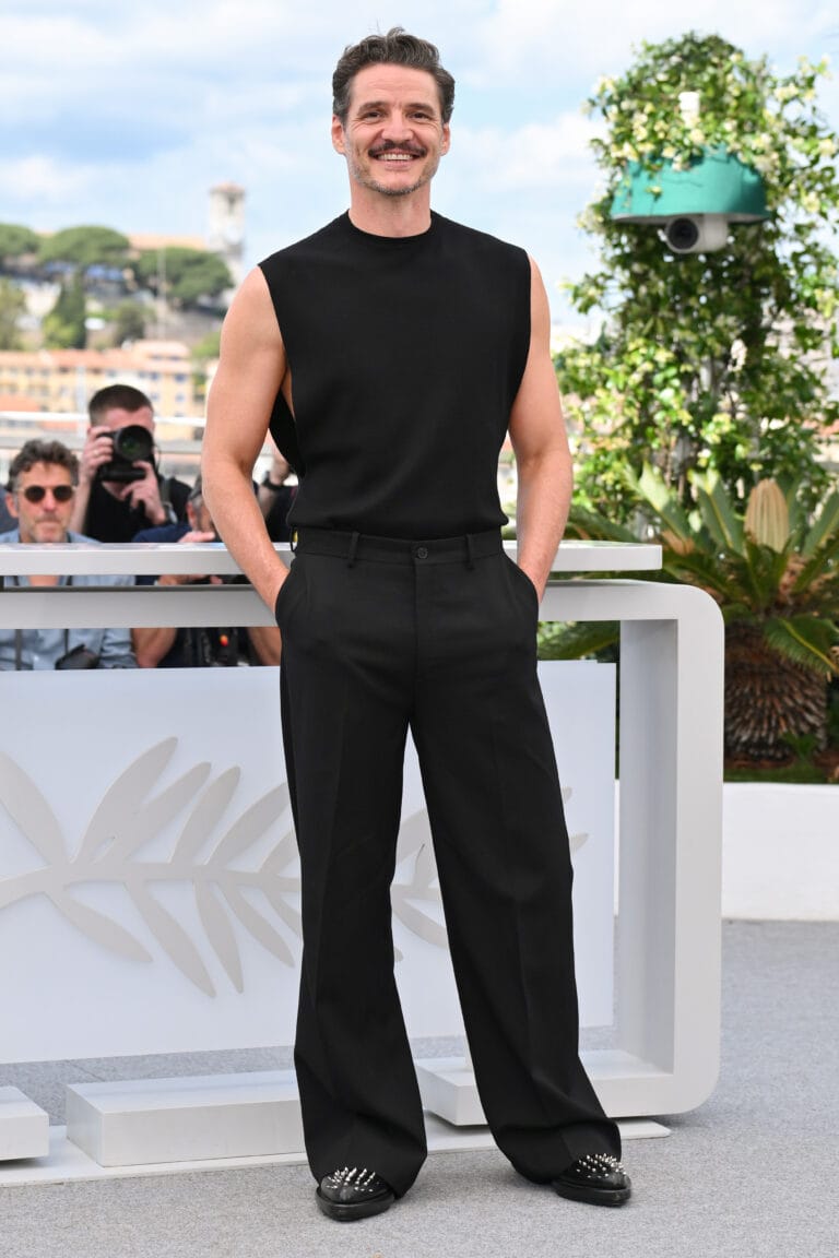 Pedro Pascal: Luce una camiseta sin mangas negra que resalta su figura, combinada con pantalones de…