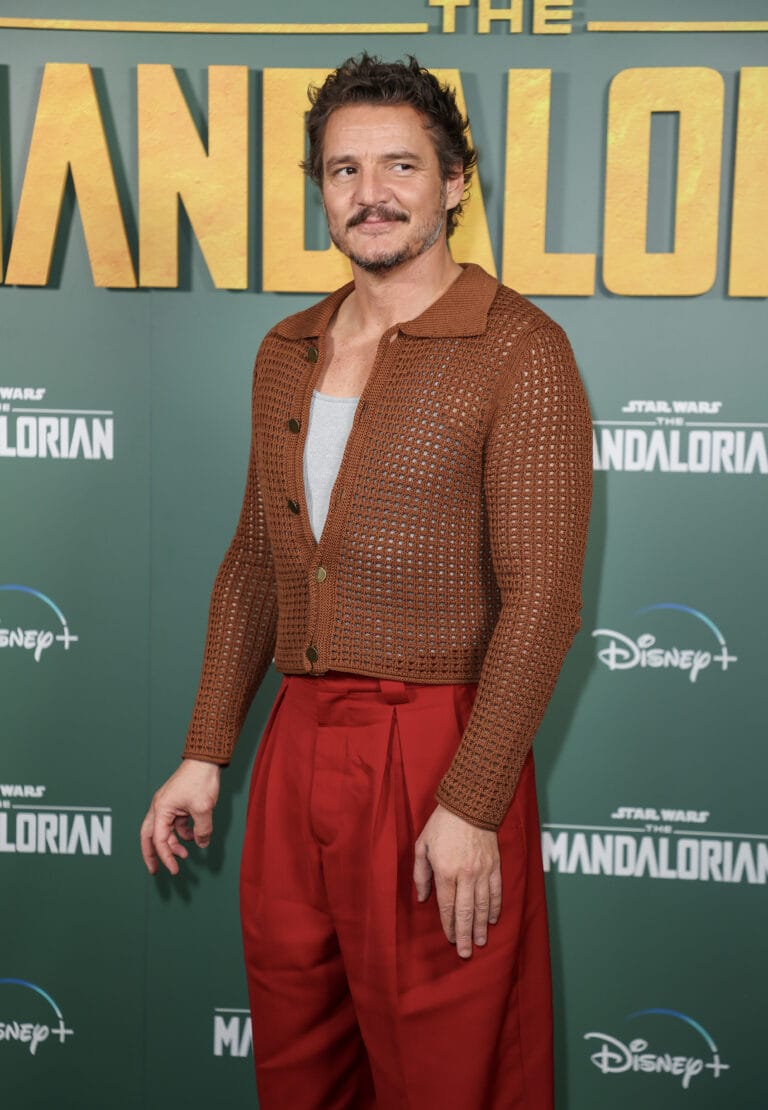 Pedro Pascal: Luce un suéter de punto marrón con un diseño de malla sobre una camiseta…