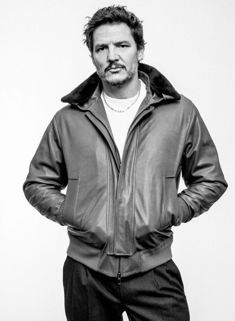 Pedro Pascal: Luce una chaqueta de cuero marrón con cuello de borrego, combinada con una camiseta…