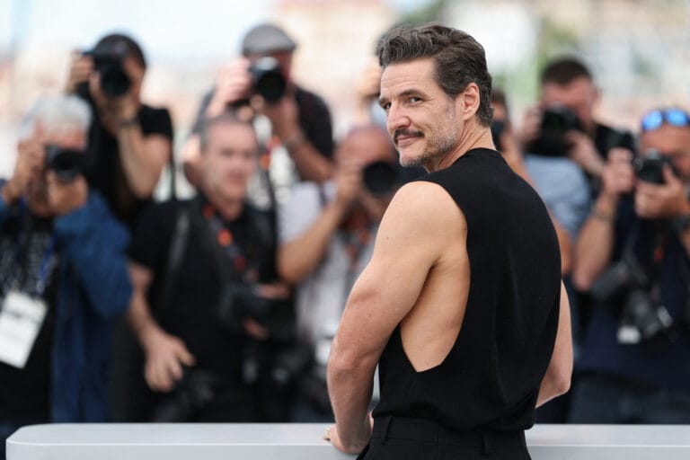 Pedro Pascal: Luce una camiseta sin mangas de corte asimétrico en negro, destacando sus brazos musculosos…