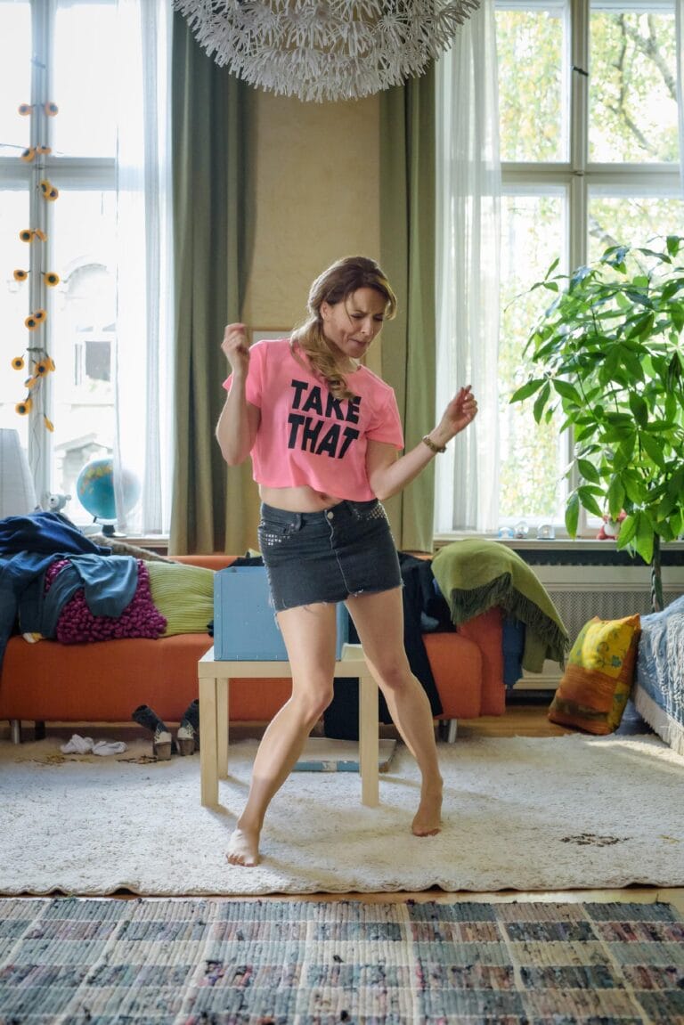 Diana Staehly: Luce una camiseta rosa con el mensaje "TAKE THAT" y una falda de mezclilla…
