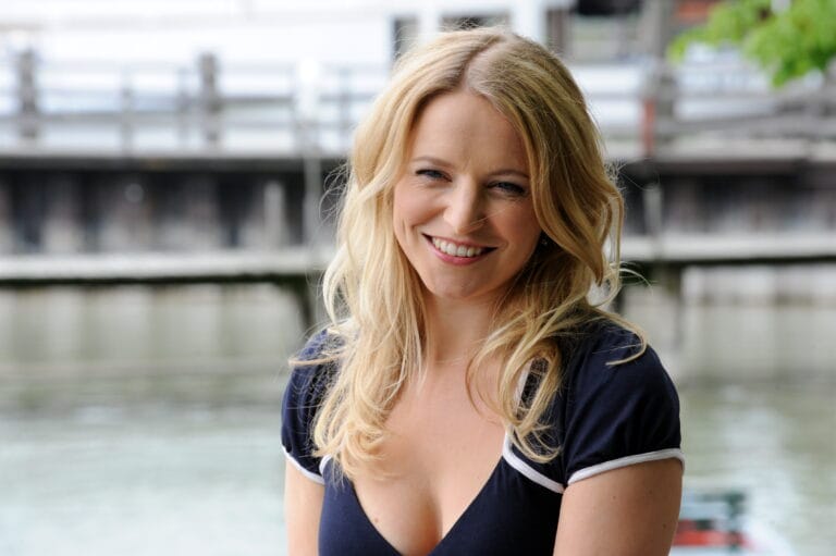 Diana Staehly: Luce una blusa azul marino con detalles en blanco, que resalta su sonrisa radiante…