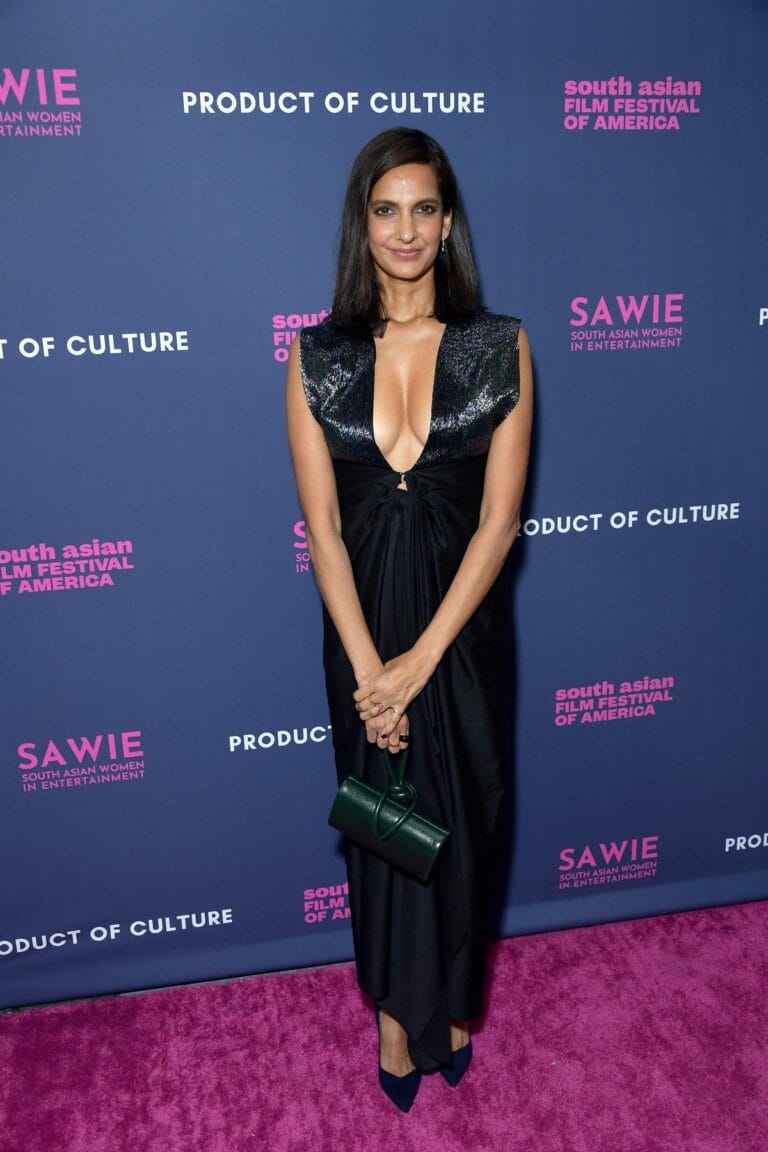 Poorna Jagannathan: Luce un vestido negro con detalles brillantes en el escote, que realza su figura…