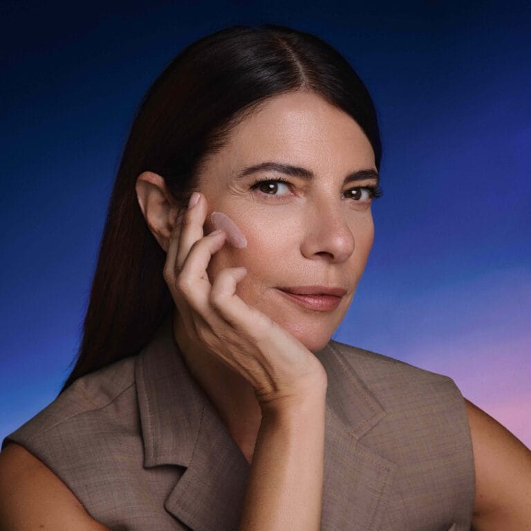 Maribel Verdú: Luce una blusa sin mangas de corte asimétrico en un tono beige, con un…