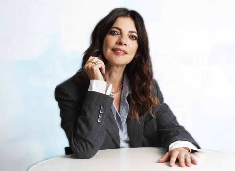 Maribel Verdú: Luce un traje de chaqueta negro con rayas, combinando una blusa de rayas en…