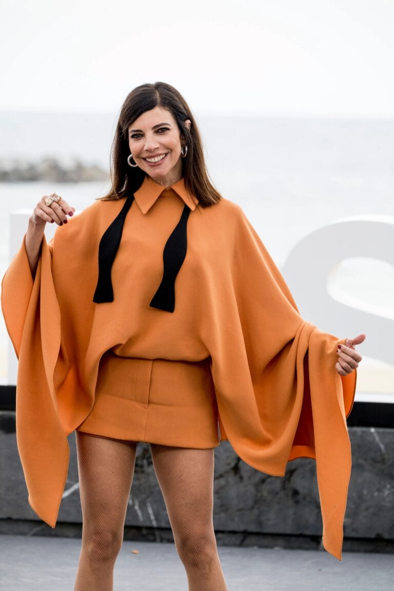 Maribel Verdú: Luce un conjunto vibrante en tonos naranja, con una blusa tipo poncho que se…