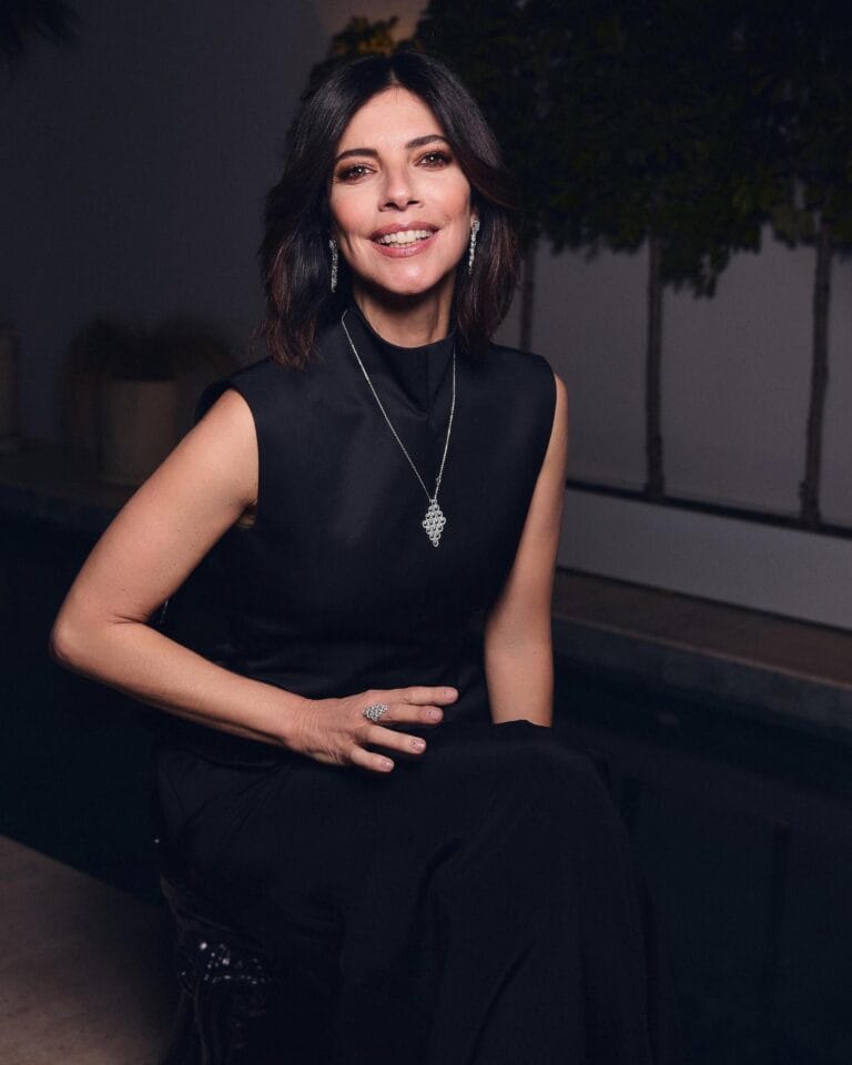 Maribel Verdú: Luce un sofisticado vestido negro sin mangas, sentado en una elegante silla con un…