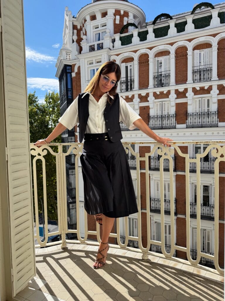 Maribel Verdú: Luce un conjunto elegante con una blusa blanca y un chaleco negro, complementado con…