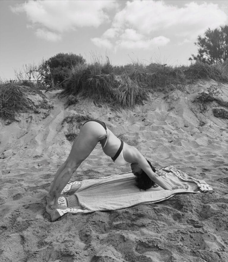 Maribel Verdú: Aparece en la playa, realizando una postura de yoga con un bikini negro, apoyada…