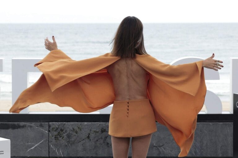 Maribel Verdú: Luce un conjunto naranja vibrante con un top de tirantes y una falda corta,…