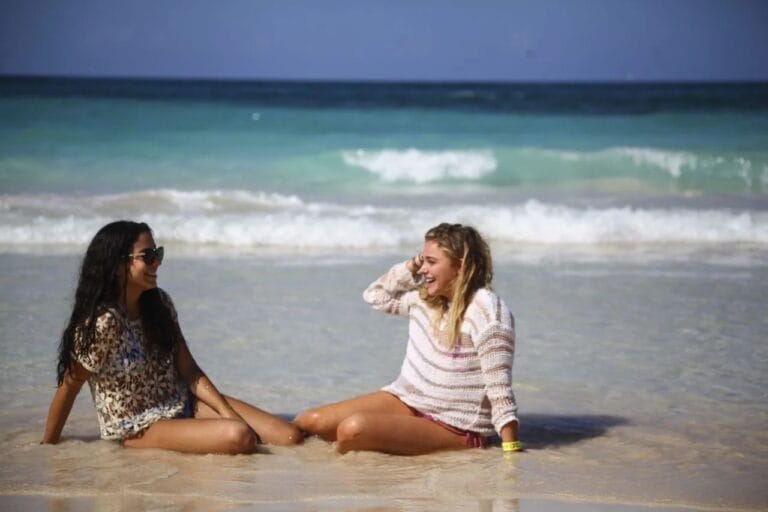 Chloë Grace Moretz: Están en la playa, sentadas sobre la arena húmeda, riendo y disfrutando del momento.…