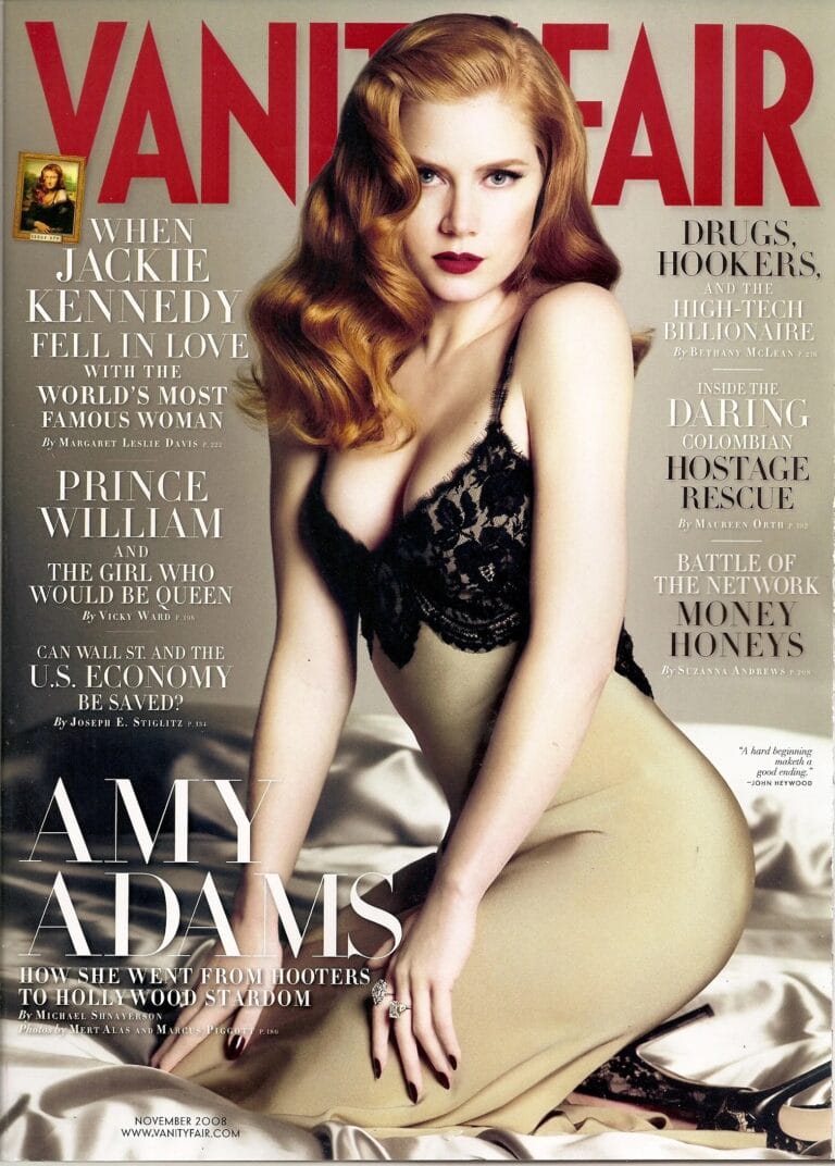 Amy Adams: Luce un elegante sujetador negro de encaje, que resalta su figura mientras se sienta…