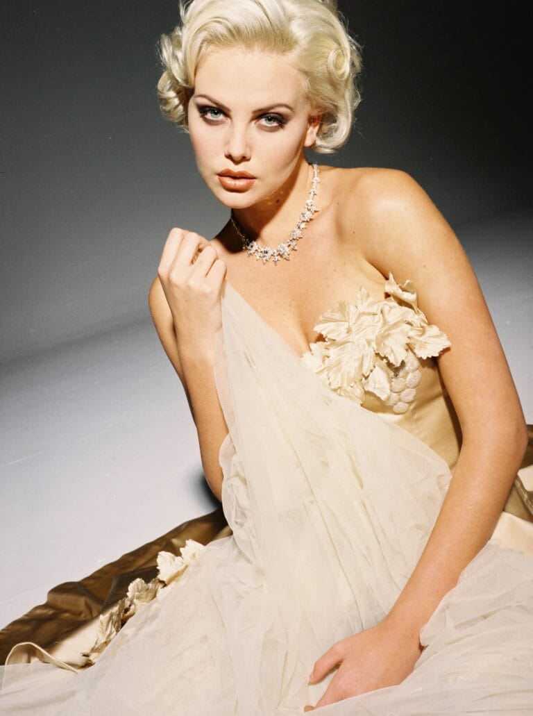 Charlize Theron con 31-32 años