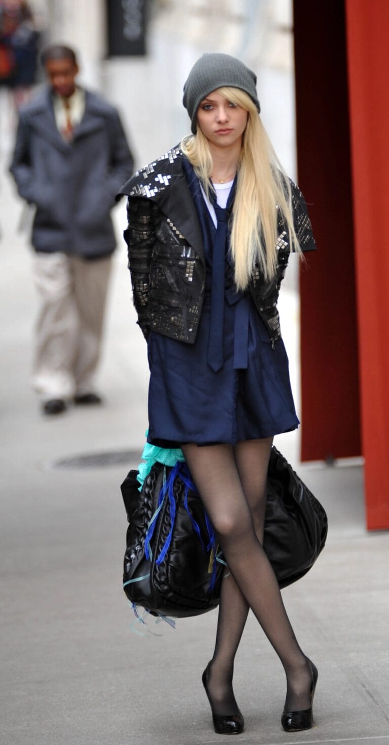 Taylor Momsen: Wears a navy blue dress with a bow at the neck, paired with a…