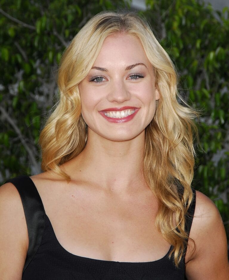Yvonne Strahovski con 24-25 años