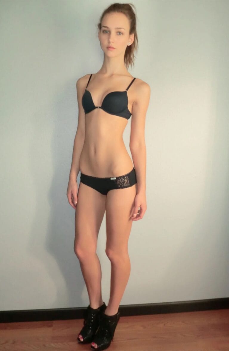 Rachel Cook: Luce un conjunto de lencería negro, con un sujetador de copas y un bikini…