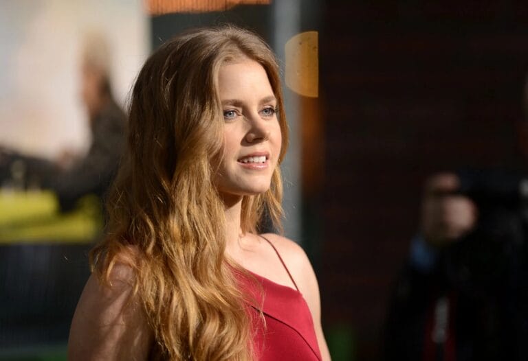 Amy Adams: Luce un vestido rojo de un solo hombro, que resalta su figura con un…