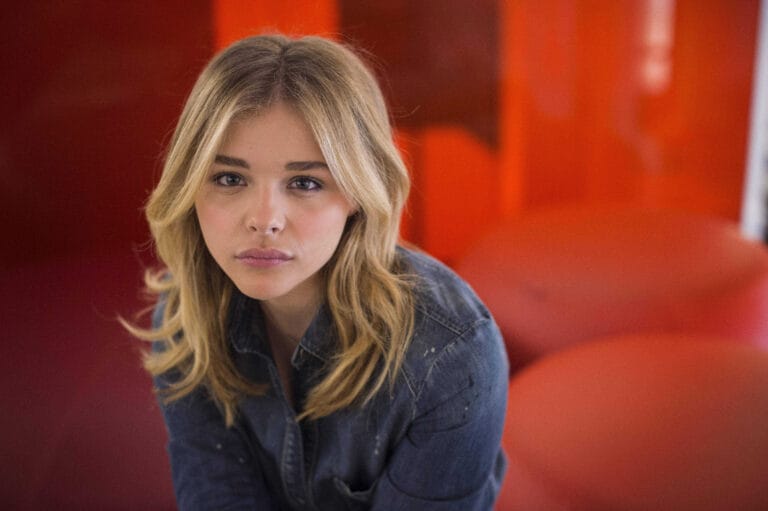 Chloë Grace Moretz: Luce una camisa de mezclilla, con un aire casual y relajado, mientras se sienta…
