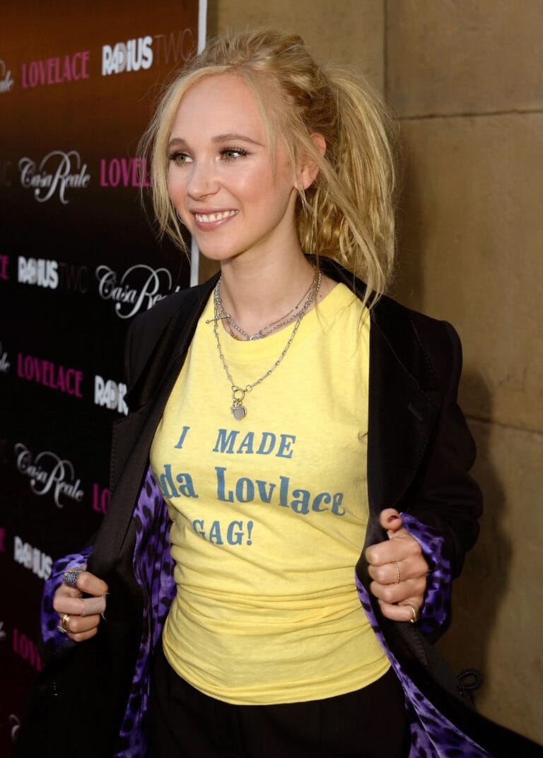 Juno Temple: Luce una camiseta amarilla con el texto "I MADE Ada Lovelace GAG!" y un…