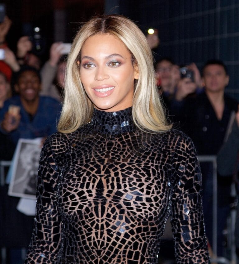 Beyoncé: Luce un vestido negro de malla transparente con un diseño de mosaico, que resalta…