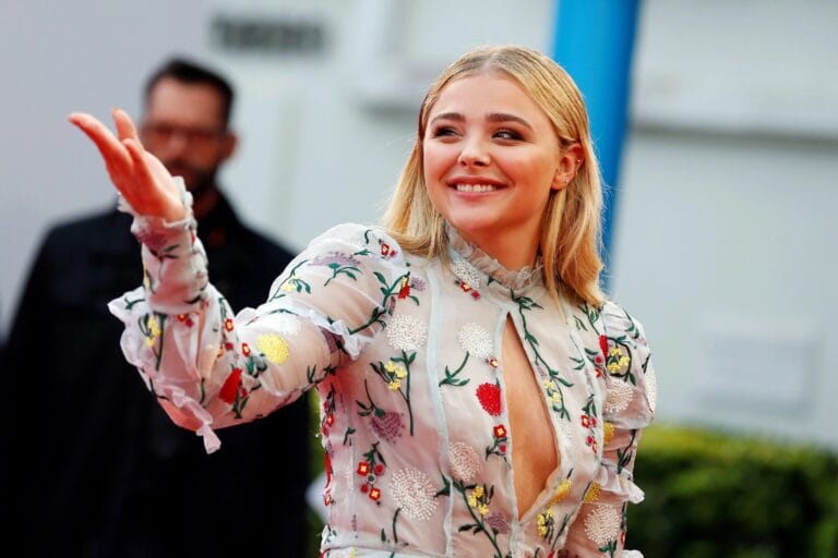 Chloë Grace Moretz: Luce un vestido transparente con bordados florales en tonos vibrantes, que destaca su figura…