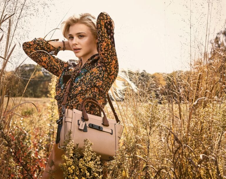 Chloë Grace Moretz: Luce una blusa de flores en tonos oscuros, con un aire bohemio, mientras se…