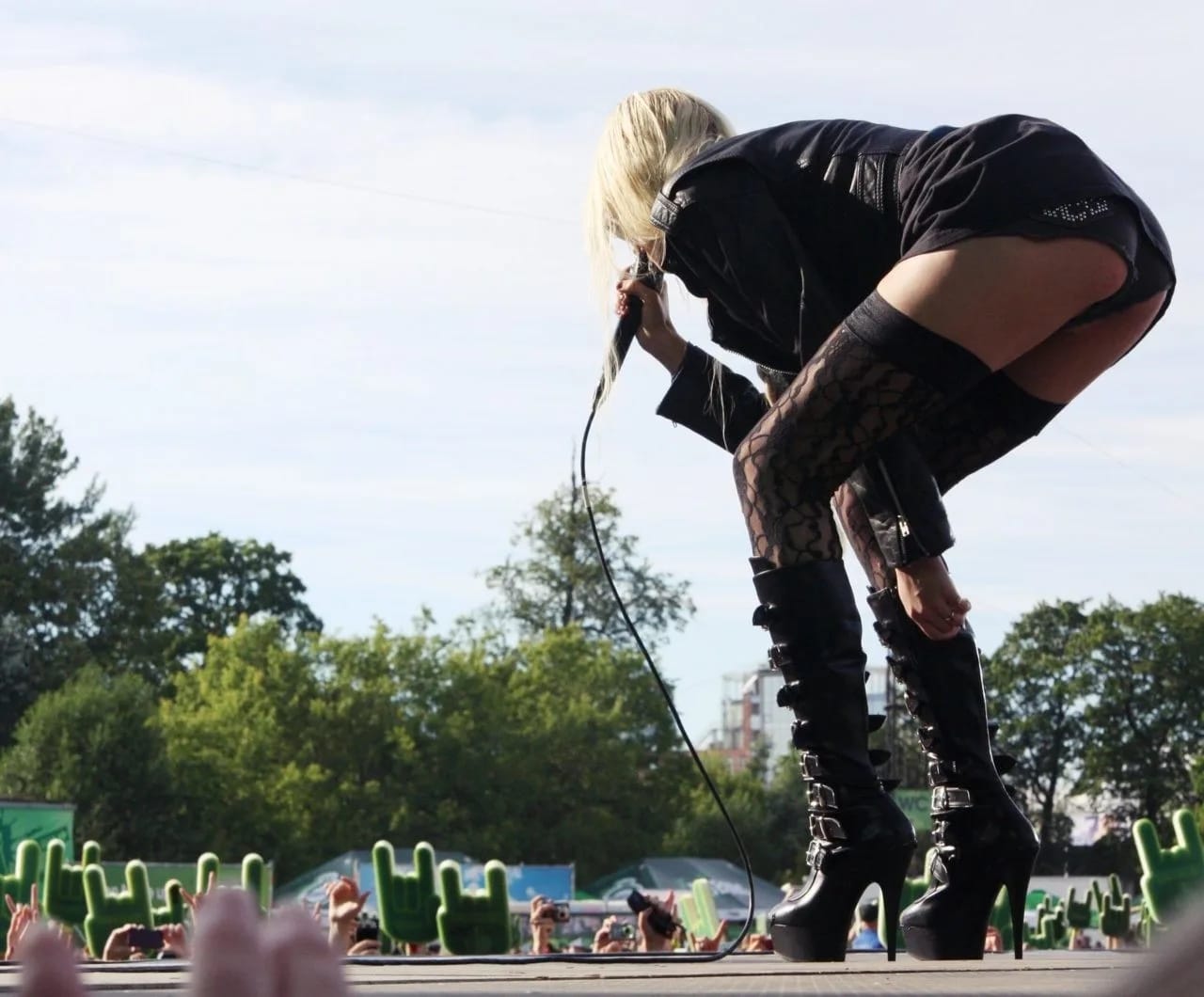 taylor-momsen-performs-on-stage-in-saint-petersburg-04.jpg.ab3ed151e0e05992a7540537c9b07048